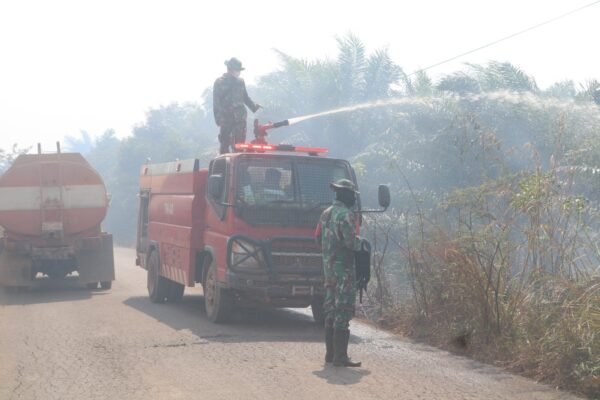 Upaya Blokir Api Jadi Kunci, Koramil dan BPBD Padamkan Karhutla di Ketapang
